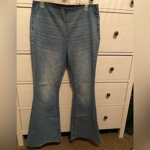 No Boundaries size LARGE 11-13 - light wash, flare, pull on, stretch denim NWoT